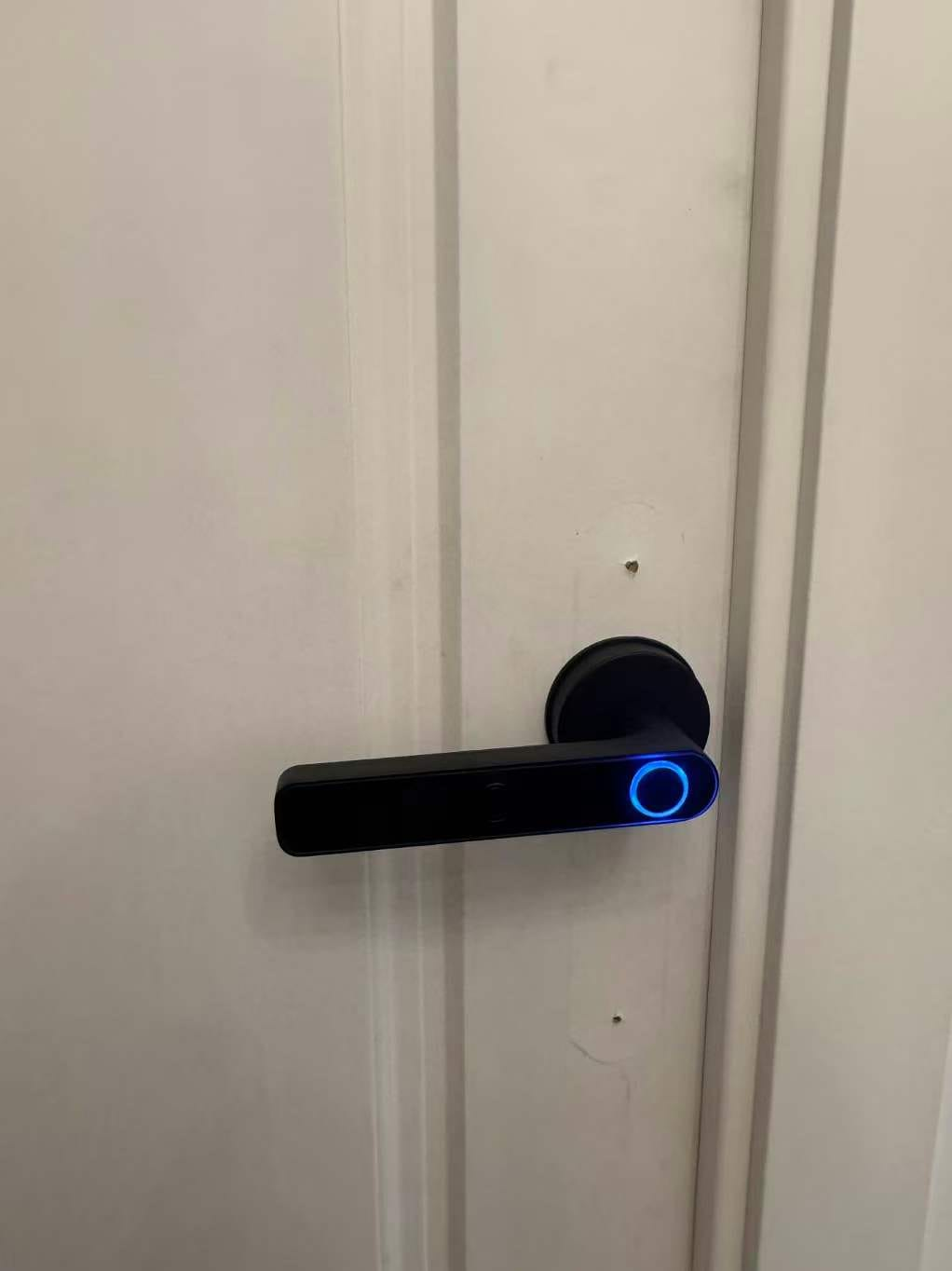 Detalle de la cerradura inteligente instalada en Encants